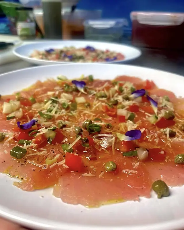 Carpaccio de thon à l'italien : câpres, petits légumes, parmesan et fleurs