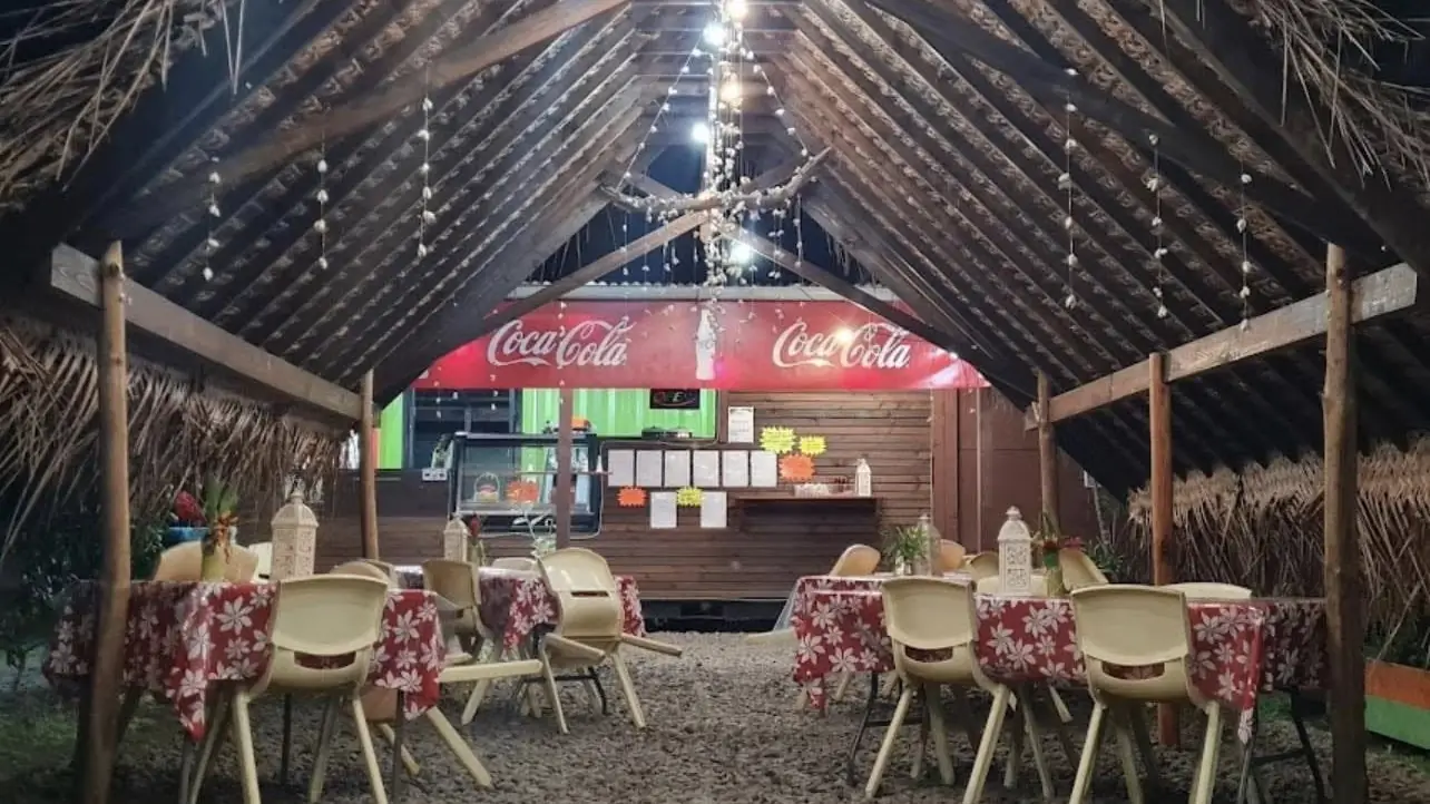 Le fare éclairé le soir, tables dressées